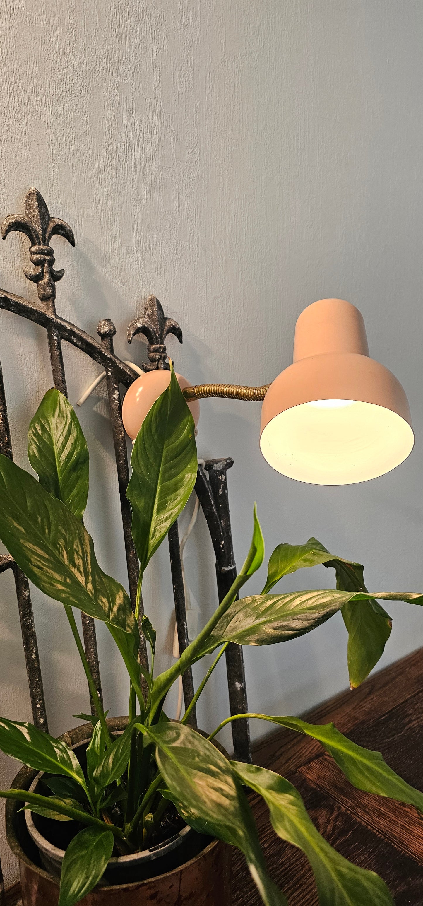 Retro Pink Bed Lamp